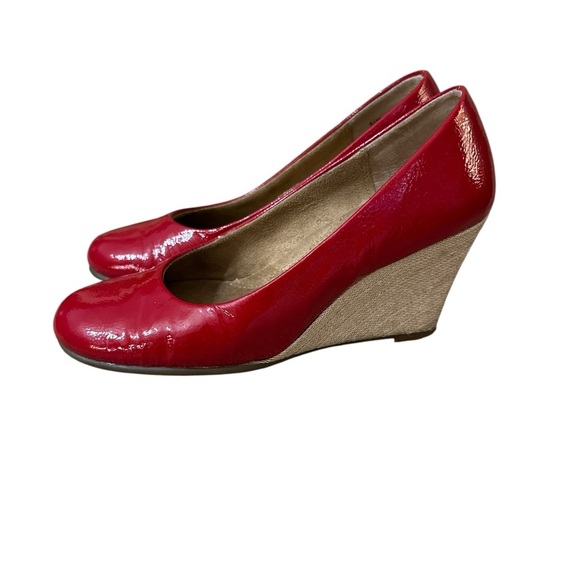 🦄 2/$10 AEROSOLES Women’s Red Patent Wedge 👠 Size 7.5 - Picture 1 of 8